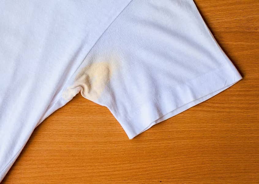 Cómo hacer para que el desodorante no manche la ropa