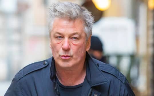 Alec Baldwin presenta moción para desestimar su caso; alega que sus derechos fueron pisoteados