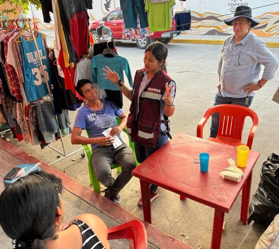 Azucena Trinidad Arreola, candidata a diputada federal por Morena en el Distrito VII, realiza campaña a ras de tierra brigadeando casa por casa en Pijijiapan acompañada por Antonio Santos