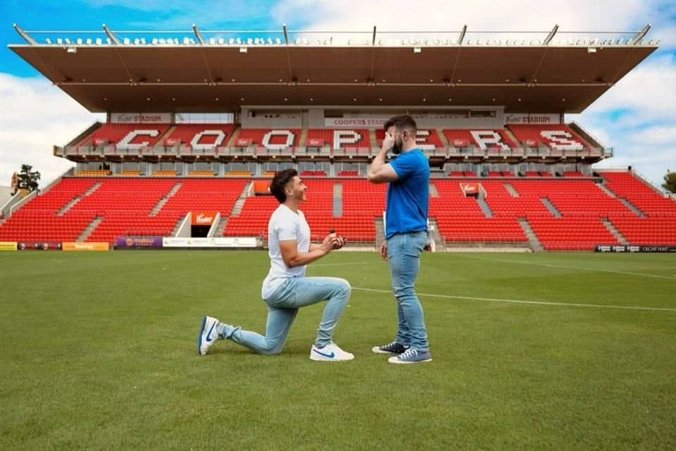 Futbolista australiano pide matrimonio a su novio sobre el campo