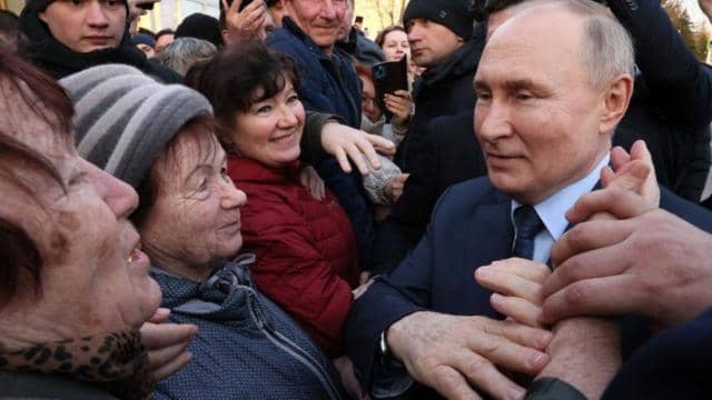 Inician elecciones presidenciales en Rusia; se espera ratifiquen a Putin