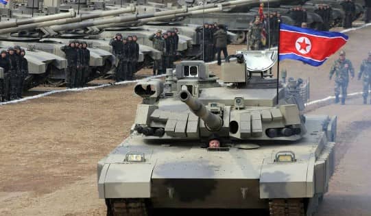 Kim Jong-un supervisa ejercicios militares con un nuevo tipo de tanque que también conduce