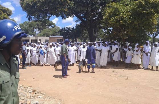 Rescatan a 250 niños forzados a trabajar en una secta cristiana en Zimbabue