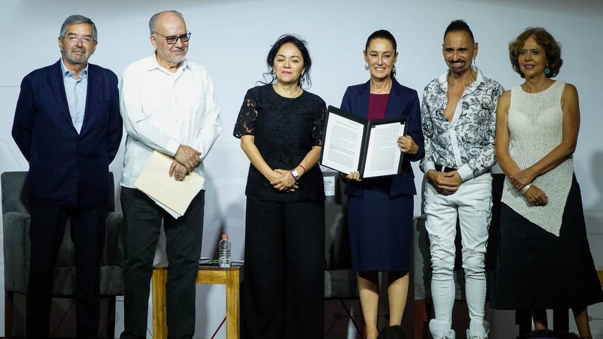 Firman 900 académicos e intelectuales desplegado en apoyo a Claudia Sheinbaum