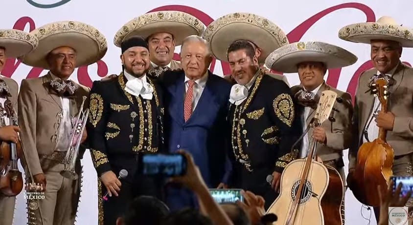 AMLO felicita a las mamás mexicanas por el 10 de Mayo en ‘La Mañanera’: “Hay amor eterno para ellas”