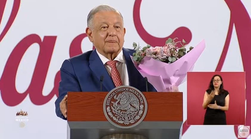 AMLO casi llora en plena serenata por el Día de las Madres; ésta fue la canción que lo conmovió