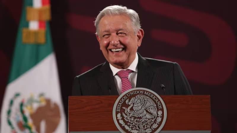 Desde palacio nacional, el presidente Andrés Manuel López Obrador comentó que los comicios del próximo 2 de junio serán más que una elección de candidatos, en realidad se dirimirá el proyecto de nación que deseen los mexicanos. A pregunta expresa sobre el proceso electoral, López Obrador dijo que preferiría no pronunciarse del todo, hasta que pasen las elecciones, aunque sí expresó algunas ideas: “Una vez que pasen las elecciones, que la gente libremente se manifieste, va a ser muy importante, porque es más que una elección, lo del domingo es un referéndum, un plebiscito, una consulta; no es nada más elegir a las autoridades, elegir al partido, ¡no!, es elegir el proyecto de nación que queremos”. En ese sentido, el ejecutivo federal lanzó: ¿Queremos que el país siga siendo, como antes, de un pequeño grupo, de una minoría que engañaba, porque no había democracia, era una oligarquía con fachada de democracia porque al pueblo no lo tomaban en cuenta? ¿O queremos que en verdad se establezca en México una verdadera democracia, que es el gobierno del pueblo, para el pueblo y con el pueblo? “¿Cómo vas a hablar de democracia si no tomas en cuenta al pueblo? Si crees que la democracia es lo que resuelven arriba en la cúpula, los del poder económico y político? Eso no es democracia”. Posteriormente, el presidente pidió esperar a que pase el proceso para hablar de diversos temas políticos, pues consideró que “ahora está muy caliente el ambiente político, el clima político. Y ya faltan pocos días”. Reconoció que continúan dándose problemas de inseguridad y violencia el algunos puntos del país, pero, acotó, “muy localizado y por cuestiones especiales que tiene que ver enfrentamiento entre bandas, por la lucha de mercados, sobre todo por el consumo de drogas”. Refirió que las campañas terminan en el último minuto del miércoles y a partir de ahí la decisión será de la gente, por lo que insistió en que el pueblo de México “es de los más politizados del mundo”. Esto, subrayó, es lo que ha costado trabajo comprender a sus adversarios del bloque conservador. “Ahora están desesperados porque fueron muchísimos años de sentirse superiores, les faltó humildad, el poder es humildad, es respeto a los demás, no es clasismo, no es racismo”. En ese sentido criticó una vez más al empresario Claudio X. González quien, dijo, se volvió el “gerente