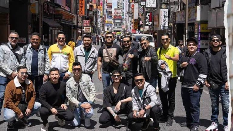 Banda El Recodo arma fiesta en las calles de Japón pero la policía lo impide