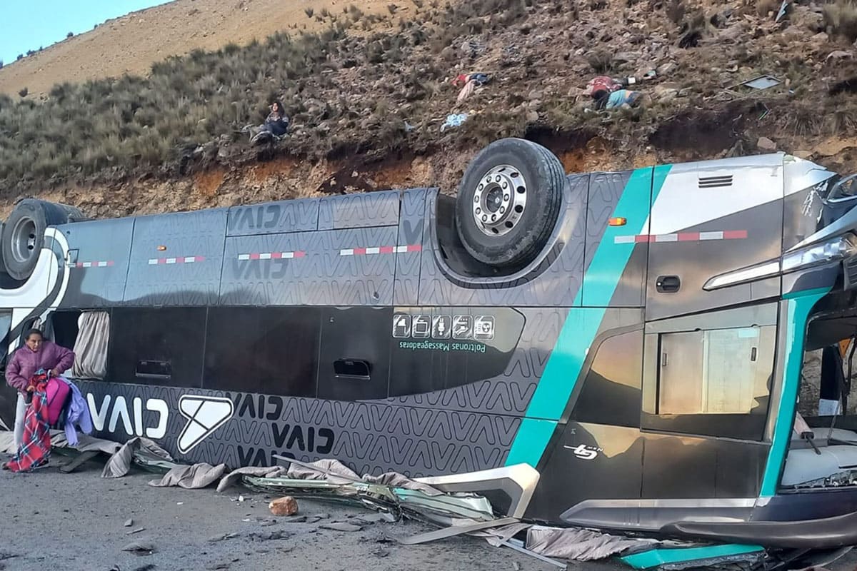 Caída de autobús de un precipicio en Perú deja 13 muertos