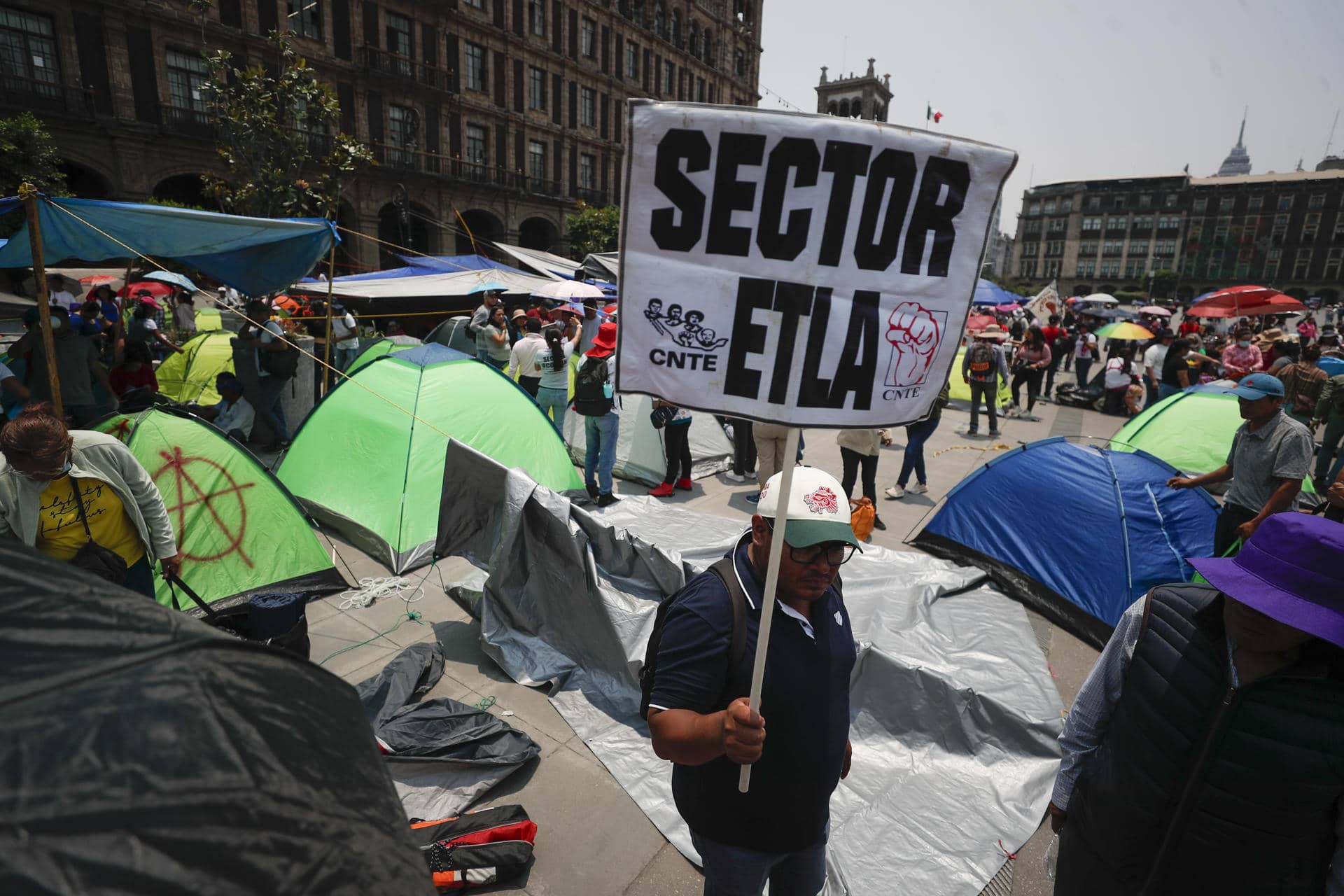 CNTE anuncia “reubicación” de plantón en el Zócalo para que pueda realizarse la “marea rosa”