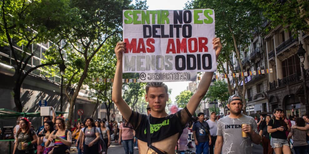 En Buenos Aires luego un hombre arrojó una bomba molotov hacia la habitación donde vivían dos parejas de lesbianas.