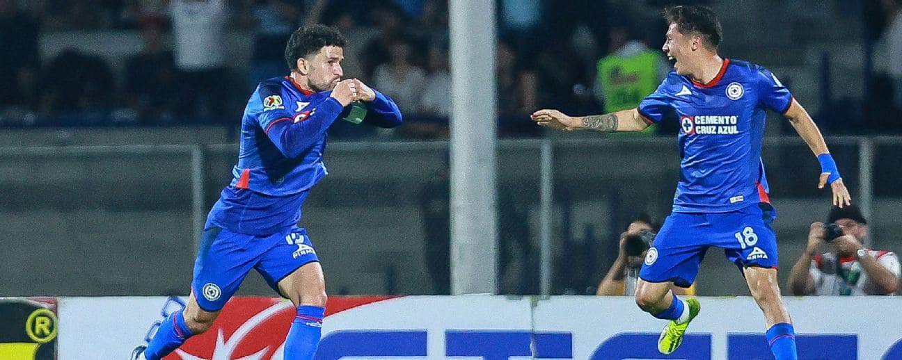 Cruz Azul no tuvo su mejor versión y aún así le alcanzó para salir de Ciudad Universitaria con ventaja (2-0) frente a unos Pumas que ya vieron que con 