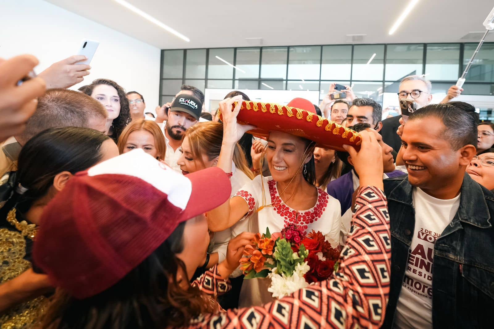 Jalisco recibe a Claudia Sheinbaum entre porras, mariachi y mucho cariño