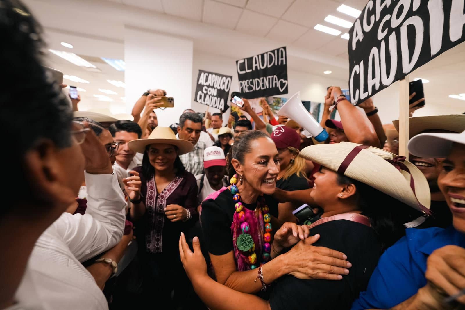 Cientos de personas reciben a Claudia Sheinbaum con música alegre y grandes demostraciones de apoyo en Zihuatanejo, Guerrero