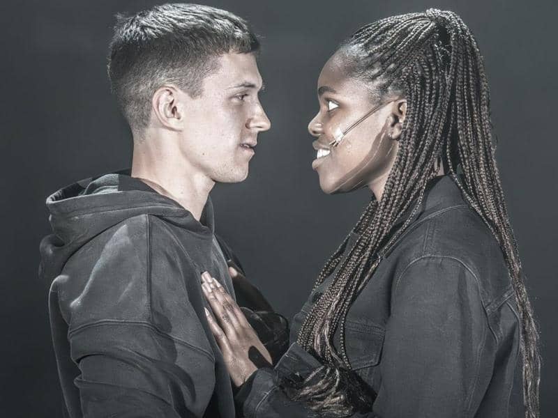 Tom Holland y Francesca Amewudah-Rivers protagonizan "Romeo y Julieta", pero dividen opiniones