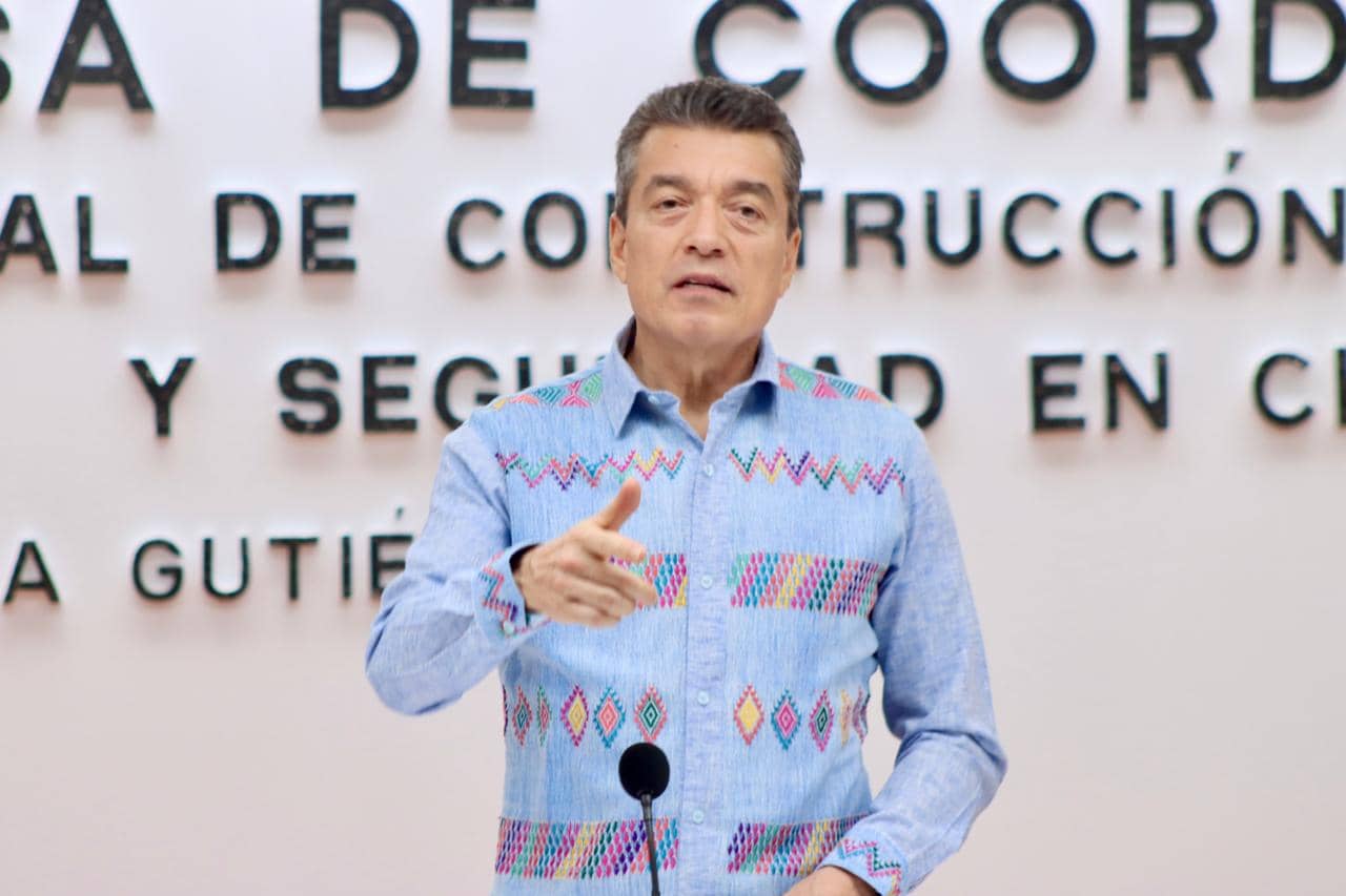 El gobernador Rutilio Escandón Cadenas pidió a la población atender medidas preventivas y extremar precauciones para evitar riesgos a la salud ante el inicio de la segunda ola de calor que, dijo, llegará a ocasionar temperaturas de hasta 40 y 45 grados en las entidades tropicales del Sur Sureste. De igual forma, reiteró el exhorto a evitar los incendios forestales y las quemas agrícolas, toda vez que estas actividades nocivas únicamente provocan daños a los ecosistemas, a la flora y fauna, a la fertilidad de la tierra al reducir sus cosechas, y ponen en riesgo el patrimonio, la salud y la vida de las personas. Durante la Mesa de Seguridad, el mandatario precisó que, en caso de tener necesidad de usar el fuego en la limpieza de parcelas y predios, pueden llamar al 911 o acercarse a las autoridades de Protección Civil para recibir asesoría sobre cómo realizar esta práctica de manera responsable, atendiendo los protocolos correspondientes. Finalmente, Escandón Cadenas recordó que en este 03 de mayo se celebra el Día de la Santa Cruz y por otro lado se celebra el Día del Albañil, por lo que expresó su reconocimiento a quienes se desempeñan en esta noble labor, ya que contribuyen al crecimiento del estado y del país.