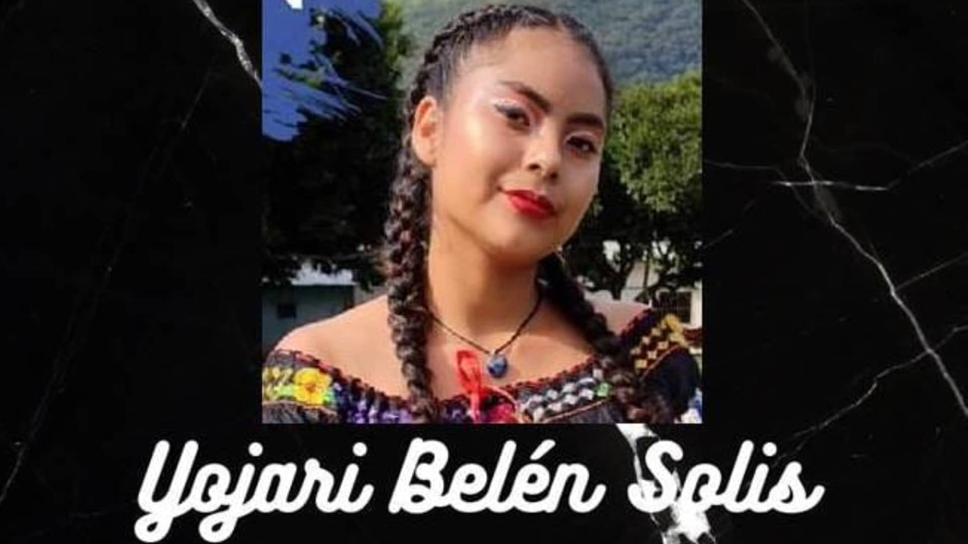 Yohari Belén Solís Arreola, estudiante de 18 años, sería una de las víctimas de la matanza que perpetró un grupo de hombres armados el pasado 13 de mayo en la comunidad de Morelia, correspondiente al municipio de Chicomuselo, Chiapas. La poca información proporcionada por Fiscalía General del Estado (FGE) refiere que una célula de posibles sicarios se adentró en la localidad y ejecutó a 11 personas. Además, se presume que varias viviendas habrían sido incendiadas. Tal agresión ocurrió en el contexto de la disputa que mantienen facciones del Cártel de Sinaloa y del Cártel de Jalisco Nueva Generación (CJNG) para apropiarse de la región serrana de Chiapas. Sin embargo, los primeros informes detallan que ninguna de las 11 víctimas tenía relación con este conflicto. Eran civiles indefensos. Dentro de este grupo esta Yohari Solís, joven que cursaba el sexto semestre de bachillerato en el Centro Educativo 258 de Nueva Morelia, perteneciente al sistema de Educación Media Superior a Distancia (EMSaD). Su fallecimiento fue confirmado por autoridades educativas a través de las redes sociales del Colegio de Bachilleres de Chiapas durante la mañana del 14 de mayo. “Excelente alumna, maravilloso ser humano y querida amiga”, fueron las palabras con las que el personal de la institución la describió. Un mes antes, el 8 de abril, Yohari y su familia viajaron a Frontera Comalapa para asistir a uno de los mítines de Eduardo Ramírez Aguilar, candidato a gobernador por la coalición Sigamos Haciendo Historia, según información compartida por el diario El Impacto. El motivo de su asistencia al evento de campaña no era sumarse como simpatizantes del político, sino externarle su preocupación por la inseguridad que se vive en la zona debido a la confrontación entre organizaciones delictivas. Días antes de que ocurriera este crimen, habitantes de Chicomuselo habían denunciado enfrentamientos entre bandos antagónicos del crimen organizado. Para atender esta situación se desplegaron más de 200 elementos de seguridad tanto a este municipio como a Frontera Comalapa y se instalaron al menos dos puestos de control vehicular bajo vigilancia de las Fuerzas Armadas. “El Grupo Interinstitucional encabezado por la Fiscalía General del Estado (FGE) a través del Fiscal del Ministerio Público de Chicomuselo realizaron el levantamiento de los cuerpos haciendo un reconocimiento médico de los mismos y efectuando la diligencia de identificación de cadáveres con los familiares”, compartió la dependencia estatal a través de un comunicado. La pugna por el control territorial entre el CJNG y el Cártel de Sinaloa ha generado altos niveles de violencia desde 2021. Los constantes ataques e intentos por adueñarse de las rutas de tráfico de migrantes y drogas han provocado que cientos de habitantes de la región fronteriza abandonen sus comunidades.