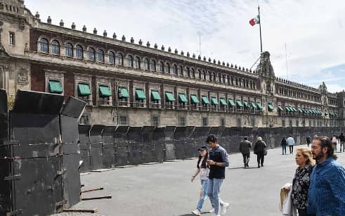 López Obrador justifica que Palacio Nacional esté blindado; vallas de metal se quedarán hasta esta fecha