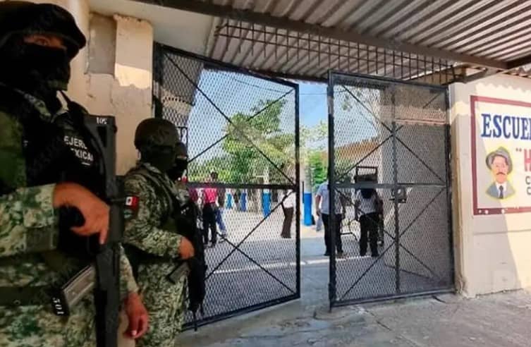 Guardia Nacional vigila escuela amenazada por cobro de piso