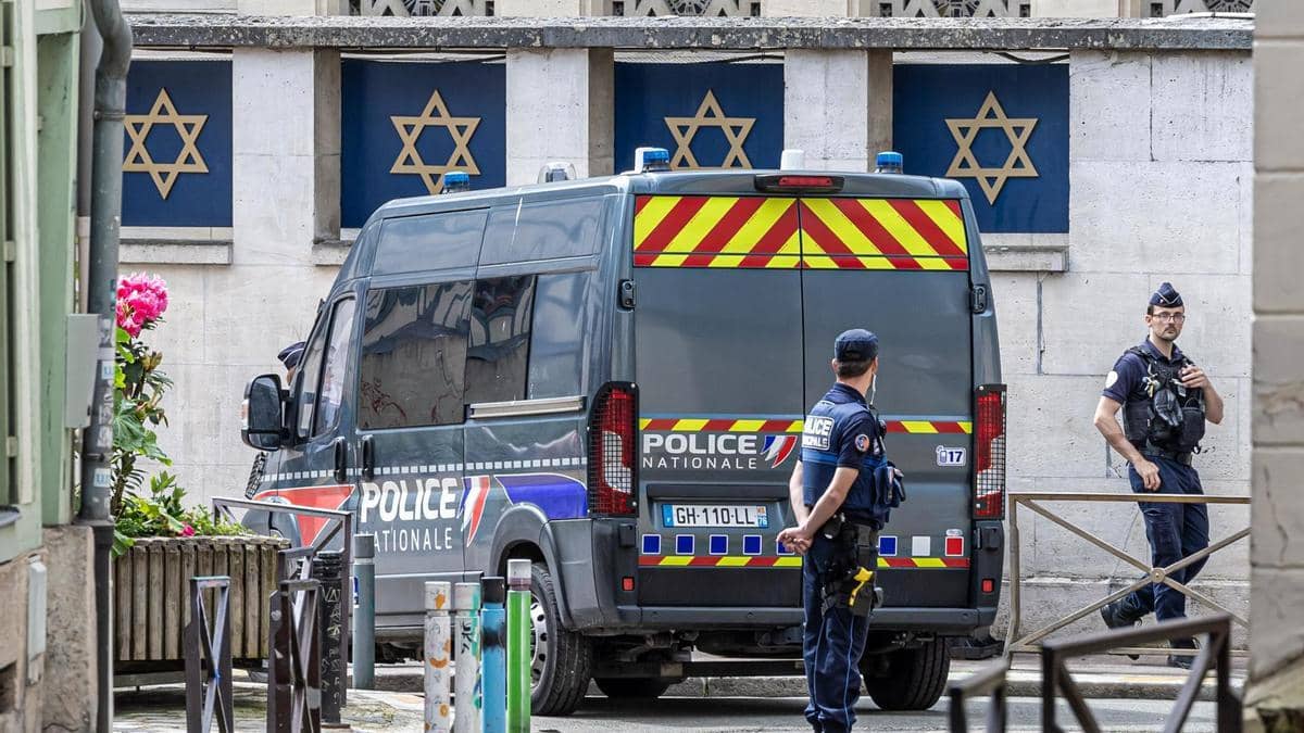 La policía francesa mató este viernes a un hombre armado que intentaba prender fuego a una sinagoga en Ruán, en el noroeste de Francia, en un contexto de aumento de los actos antisemitas. Hacia las 06H45 de la mañana, los policías "constatan la presencia de un individuo en el techo de la sinagoga con una barra de hierro en una mano y un cuchillo de cocina en la otra, gritándoles improperios", indicó el fiscal de Ruán, Frédéric Teillet. "Efectivamente, salía humo por las ventanas de la sinagoga", situada en el centro histórico de la ciudad, declaró el representante del ministerio público en rueda de prensa. El individuo arrojó la barra de hierro, "que resultó ser una broca", hacia los agentes y "luego saltó del tejado y corrió hacia un policía, amenazándole con el cuchillo", explicó. Tras hacer varias advertencias "en vano", el policía amenazado "habría utilizado su arma en cinco ocasiones, alcanzando al individuo en cuatro", según el fiscal, para quien el agente disparó su arma de forma reglamentaria. Francia, que acoge la principal comunidad judía de Europa, registró un aumentó de actos antisemitas desde el inicio de la ofensiva de Israel en la Franja de Gaza, en respuesta al ataque lanzado el 7 de octubre por el movimiento islamista palestino Hamas en suelo israelí. A inicios de mayo, el primer ministro francés, Gabriel Attal, indicó que el número de actos antisemitas subió un 300% en el primer trimestre de 2024, respecto al mismo período de 2023. Según la presidenta de la comunidad judía de Ruán, Natacha Ben Haïm, "el fuego provoco muchos daños", pero "se produjo un gran milagro", ya que los libros "sagrados" de la Torá, "el objeto más importante", no se vieron afectados. La justicia abrió dos investigaciones: una por un incendio contra un lugar de culto y "violencias voluntarias" contra funcionarios públicos, y una segunda por la muerte del hombre. El atacante pudo ser identificado gracias a un tarjeta de la red de transporte público de Ruán. Según una fuente próxima al caso, pesaba sobre él una orden de expulsión de Francia desde hace "menos de un año", decisión que había recurrido.
