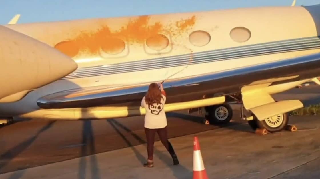 Activistas rocían con pintura aviones en aeropuerto de Londres; decían que el jet de Taylor Swift estaba ahí