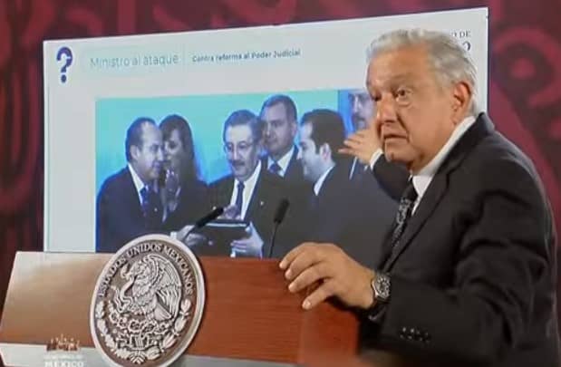 Gobierno de AMLO arremete contra ministro Luis María Aguilar por críticas a la reforma al Poder Judicial; exhiben foto con Calderón