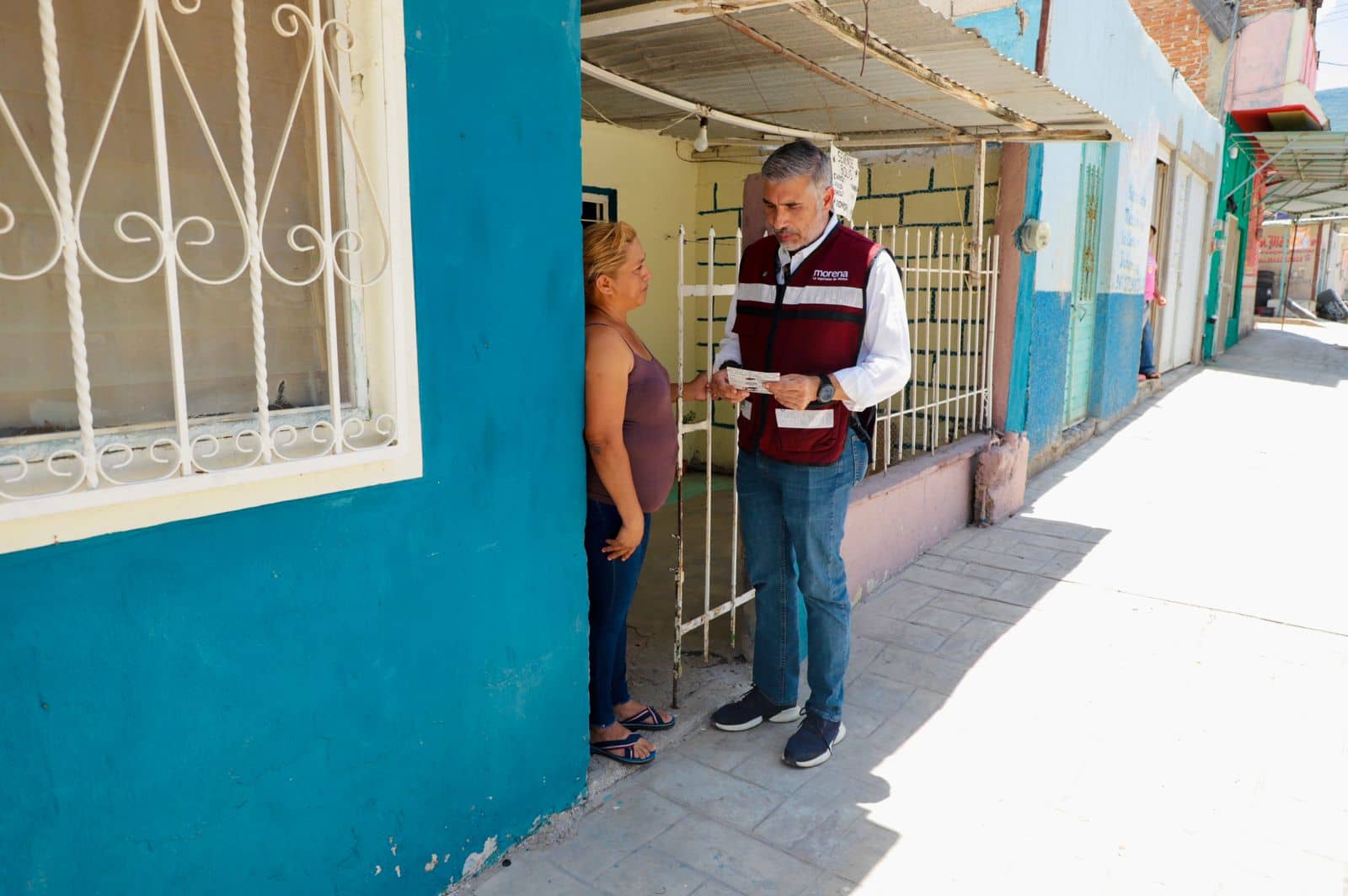 Ángel Torres recorre las calles y escucha a habitantes de la colonia Adonahi