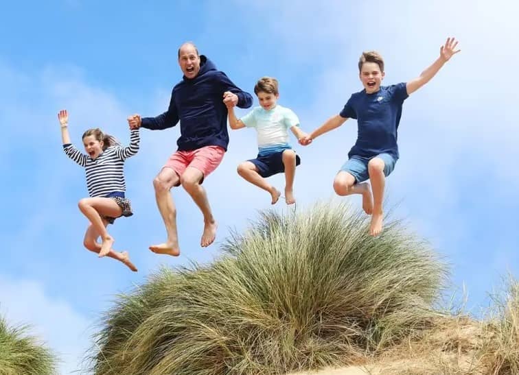 Kate Middleton felicita a Guillermo por su cumpleaños con una imagen inédita del príncipe y sus hijos en la playa