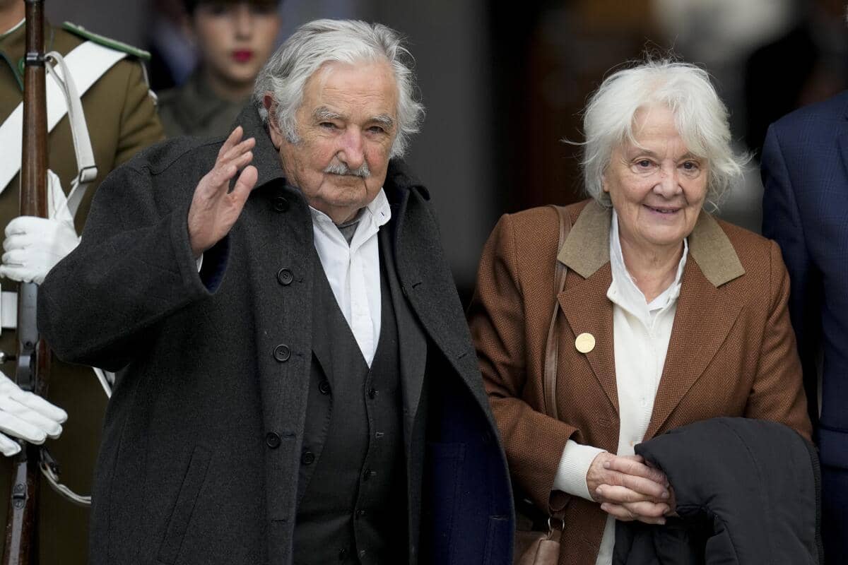 Expresidente José Mujica pasa por "el momento más difícil" de su terapia contra el cáncer, dice su esposa