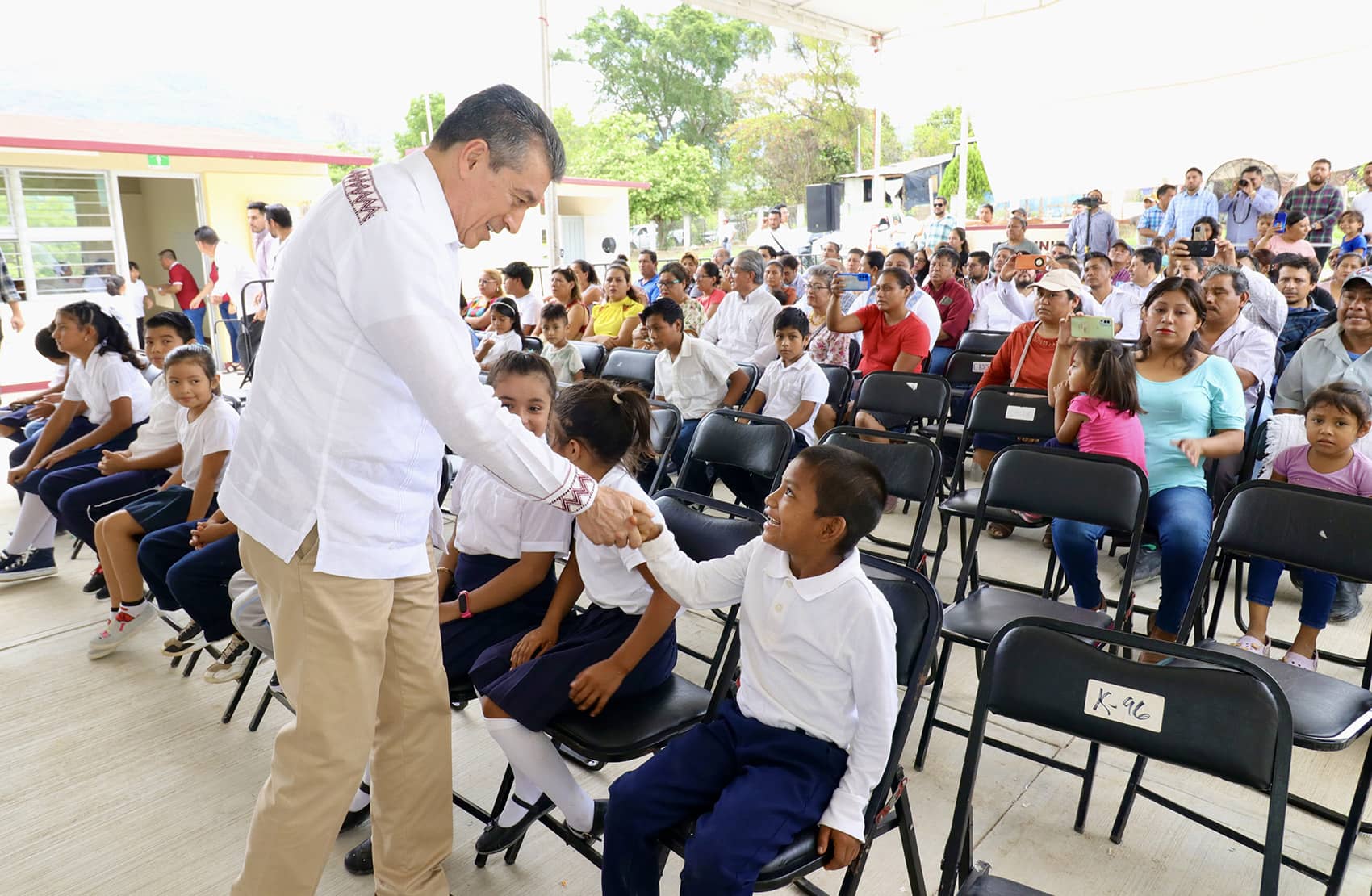 Con respaldo de AMLO, estamos sacando adelante al sector educativo de Chiapas: Rutilio Escandón