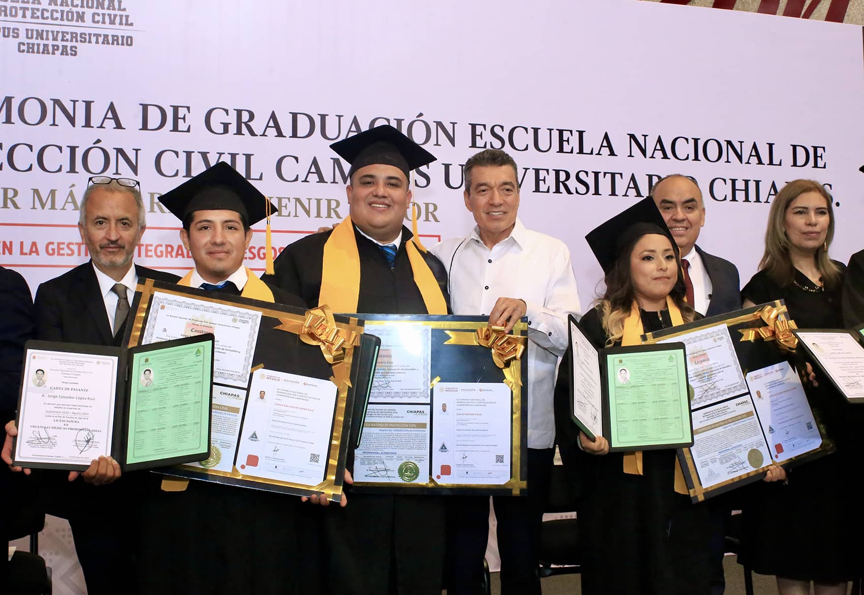 Asiste Rutilio Escandón a ceremonia de graduación de la Escuela Nacional de Protección Civil, Campus Universitario Chiapas