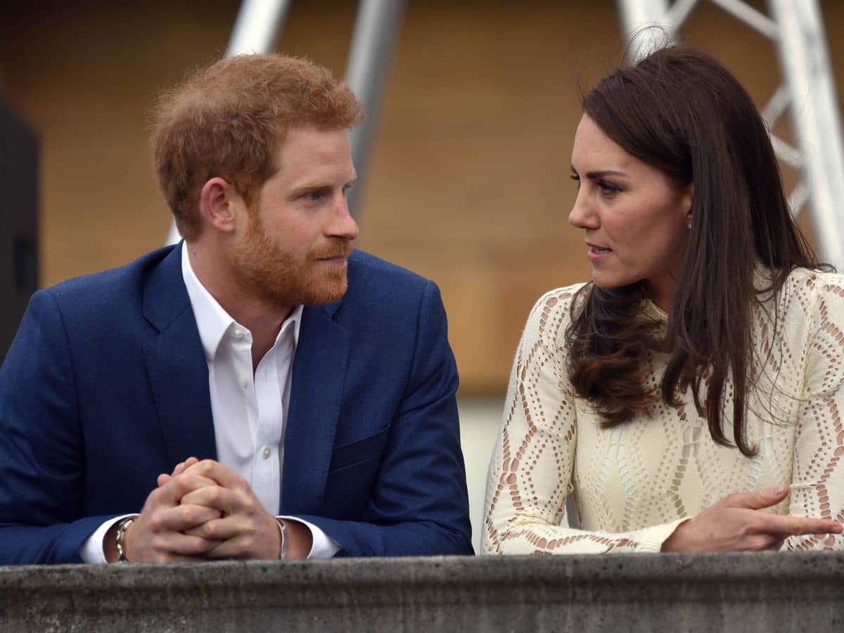 El príncipe Harry habla con Kate Middleton a espaldas de Meghan Markle