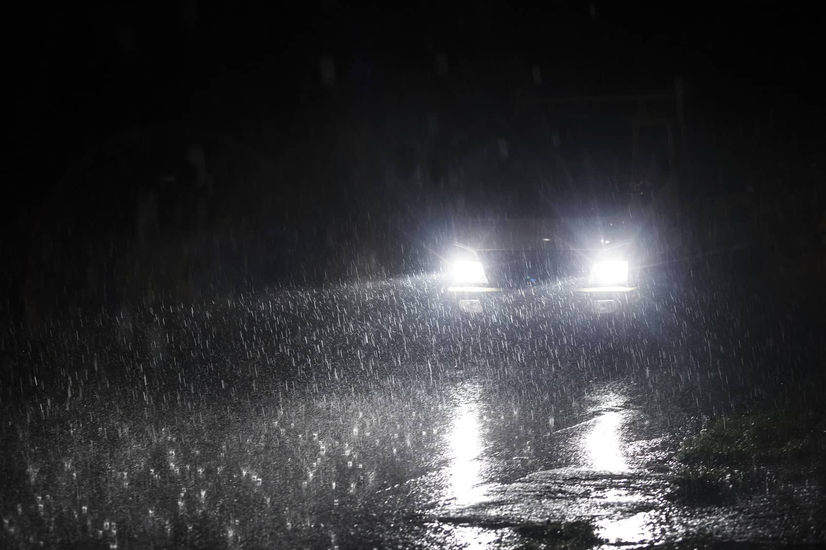 Qué luces debes encender para manejar en época de lluvias