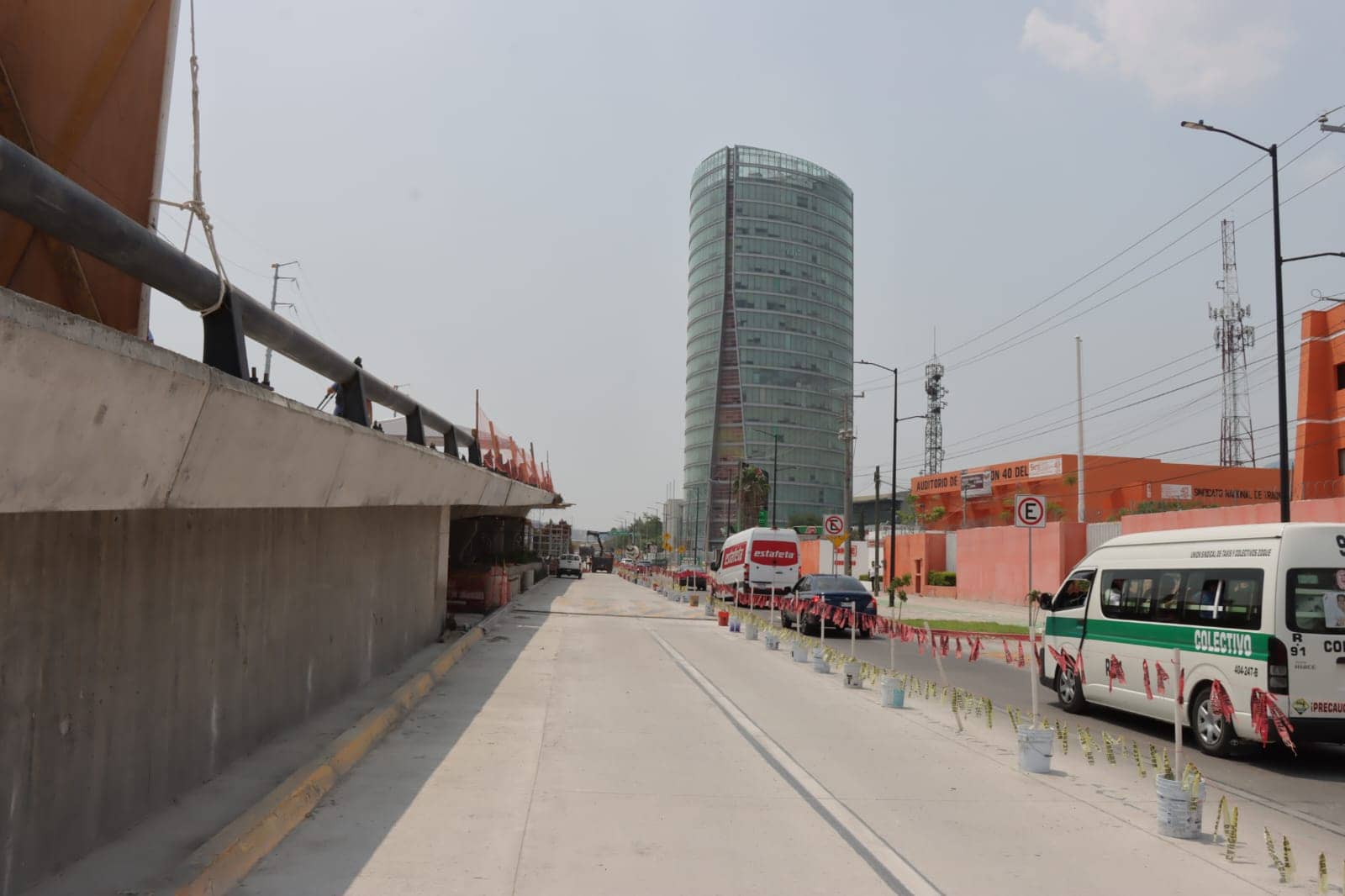 Con el impulso de obra pública, se moderniza la imagen urbana de Tuxtla Gutiérrez mediante la pavimentación y mejoramiento integral de más vialidades y accesos, así como la construcción, reconversión y rehabilitación de espacios públicos, con el propósito de fortalecer el bienestar y progreso de la capital chiapaneca, y que cada vez sea una ciudad más moderna, segura y funcional. Al subrayar lo anterior, el gobernador Rutilio Escandón Cadenas informó que su gobierno ha realizado una inversión histórica de más de 12 mil millones de pesos en la capital del estado para la consolidación de grandes obras de infraestructura en materia vial, salud, educación, servicios públicos y otros rubros, a fin de contribuir el crecimiento del índice de desarrollo humano. Señaló que a lo largo de la administración estatal, se han desarrollado importantes proyectos viales enfocados a dignificar la imagen urbana de este municipio de la región Metropolitana, convirtiendo estas acciones en un referente de crecimiento económico, así como en una solución integral que garantice mayor seguridad y conectividad, al tiempo de agilizar la movilidad social hacia las zonas laborales, comerciales, escolares y de salud. “Todas las obras que hacemos son de gran impacto social y económico, pero en este caso es de mayor trascendencia porque nuestra capital es el punto estratégico donde se encuentran asentadas las instituciones públicas y privadas que dan movimiento a la economía y abonan al bienestar social”, apuntó. Entre dichas obras, destacó el Paso a Desnivel en el Libramiento Sur y 11ª Poniente y el del Libramiento Sur y Calzada Andrés Serra Rojas; así como el Doble Paso a Desnivel en el Libramiento Norte y Carretera a Chicoasén; además del Paso a Desnivel Vehicular de la Torre Chiapas, que se construye actualmente. De igual manera, resaltó la pavimentación integral de calles en diferentes barrios y colonias, el rescate de parques y mercados públicos, y andadores, accesos, circuitos viales y puentes peatonales, tal es el caso más reciente de la obra emblemática del “Paseo de los Conejos”, ubicada dentro de la vialidad pacificada sobre el Río Sabinal; así como la modernización y equipamiento de hospitales y escuelas. A la par, dijo, se suma también la rehabilitación de las plantas de tratamiento de aguas residuales, a fin de garantizar la salud pública y el bienestar de las personas, y contribuir en la protección de la biodiversidad, del medio ambiente y del saneamiento de los ríos y arroyos de la región. Mencionó que cada una de estas obras se llevan a cabo con empresas constructoras chiapanecas, las cuales se han sumado al compromiso de hacer justicia social mediante proyectos de calidad e innovadores, lo que favorece a la generación de empleos y que el dinero se quede y circule en la entidad. Enfatizó que estas obras son de alto grado de ingeniería y arquitectura, y de gran innovación tecnológica y estética; además, dijo, abonan al cuidado del medio ambiente y los recursos hídricos, a través de obras inducidas de modernización de los drenes pluviales y sanitarios, así como del mejoramiento del sistema de agua potable, acciones que, aunque no se ven, dijo, son de gran importancia para elevar la calidad de vida de la población. Finalmente, expresó su satisfacción de que, con el apoyo y ejemplo del presidente Andrés Manuel López Obrador, en estos casi seis años de gobierno se ha logrado consolidar proyectos e iniciativas acorde a las necesidades más urgentes de la población, gracias a que los recursos públicos se ejecutan de manera responsable y honesta, y se realiza un trabajo incansable para transformar a la entidad en un estado más próspero, inclusivo y con justicia social.