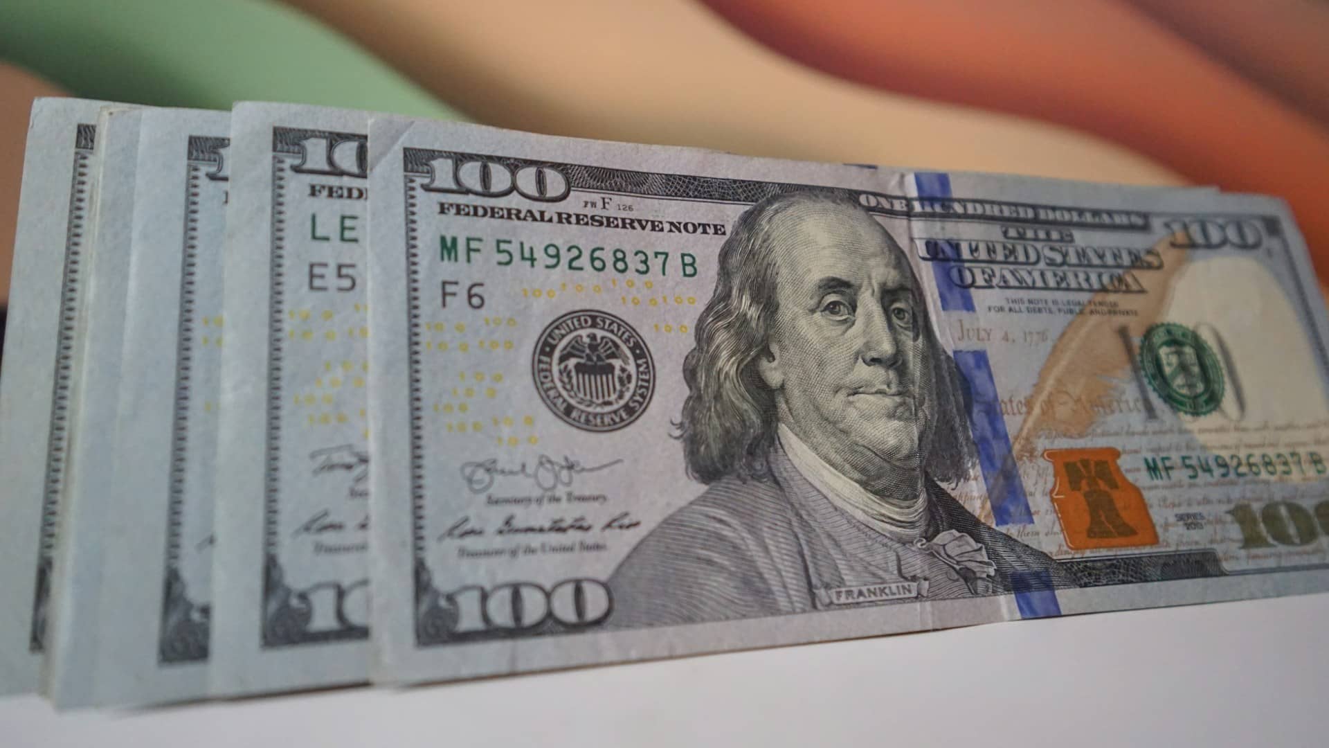 Se dispara el tipo de cambio, dólar llega a 18.30 pesos al mayoreo