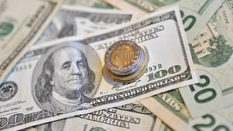 Precio del dólar: Moneda se dispara y toca los 18.60 pesos al mayoreo