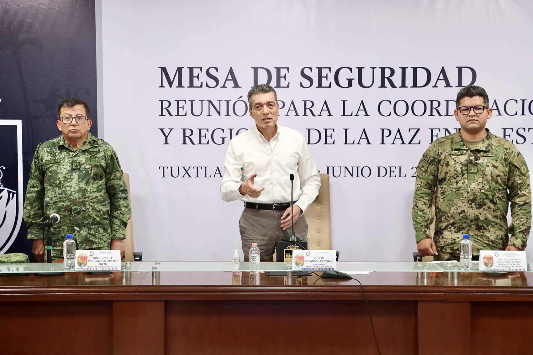 El gobernador Rutilio Escandón Cadenas expresó su felicitación y reconocimiento a la próxima presidenta de los Estados Unidos Mexicanos, Claudia Sheinbaum Pardo; al próximo gobernador de Chiapas, Eduardo Ramírez Aguilar; así como a las personas que fueron favorecidas con el voto en las elecciones del 2 de junio y que pronto ocuparán los cargos de senadurías, diputaciones federales y locales, y presidencias municipales. Durante la Mesa de Coordinación Estatal para la Construcción de la Paz y la Seguridad, el mandatario también reconoció de manera especial al pueblo de Chiapas porque, como nunca antes, se manifestó de forma masiva en las casillas para ejercer su derecho a votar y elegir de manera auténtica a sus próximas autoridades, lo que demuestra que las chiapanecas y los chiapanecos son amantes de la paz, la civilidad y de la democracia. “Nos da mucho gusto constatar que la ciudadanía cumplió con su responsabilidad y derecho de elegir a quienes eran sus candidatos de preferencia. El pueblo ya decidió y hoy prácticamente ya se tiene a gran parte de las autoridades que van a dirigir los destinos de Chiapas y de México”, expresó. Destacó el gran trabajo que realizó el Instituto de Elecciones y Participación Ciudadana del Estado de Chiapas (IEPC) y el Instituto Nacional Electoral (INE), así como el respaldo del Ejército Mexicano, la Marina, Guardia Nacional, las autoridades federales, estatales y municipales de seguridad para garantizar una jornada electoral segura y pacífica. Escandón Cadenas sostuvo que este domingo 2 de junio el pueblo de Chiapas y de México dio una lección de civilidad, ya que todo transcurrió en completa paz y tranquilidad, lo que permitió a la ciudadanía abarrotar las casillas y ejercer su sufragio con libertad, legalidad y en secreto. “Se vivió una verdadera fiesta cívica, es un día que queda grabado en la historia de la nación mexicana porque se consolida la democracia en nuestro país. Enviamos un abrazo a quienes hicieron posible la jornada electoral. Ahora, a seguir trabajando como nos ha enseñado un patriota, el mejor presidente de México: Andrés Manuel López Obrador”, agregó. En otro momento, el gobernador señaló que continúan las buenas noticias en Chiapas, muestra de ello es que este fin de semana los aviones y helicópteros oficiales hicieron un trabajo ejemplar en beneficio del pueblo, al atender de manera oportuna y eficaz emergencias de salud, protección civil y seguridad pública. “El objetivo de este gobierno es ayudar y auxiliar a las y los chiapanecos, por eso hoy las aeronaves del Gobierno del Estado, que ayudan a acortar distancias, están al servicio de la gente, lo que ha permitido salvar vidas y contribuir al bienestar y la tranquilidad en el estado”, apuntó.