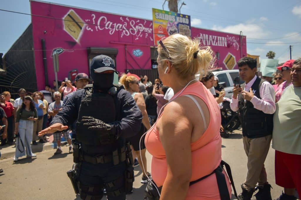 Dueña de Saldos KOKO prefirió regalar su mercancía antes que decomiso del SAT