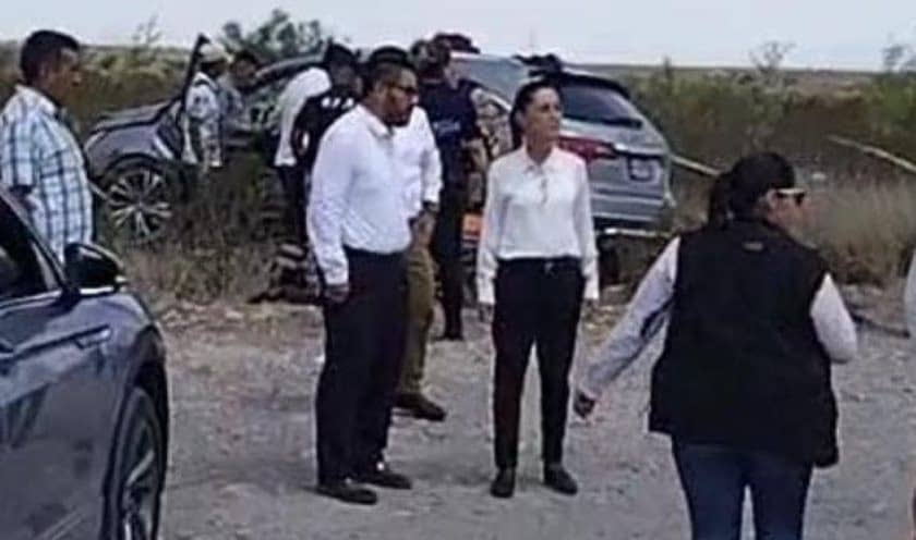 Equipo de Sheinbaum sufre accidente de auto en carretera de Coahuila y ella se baja a auxiliar; hay un muerto