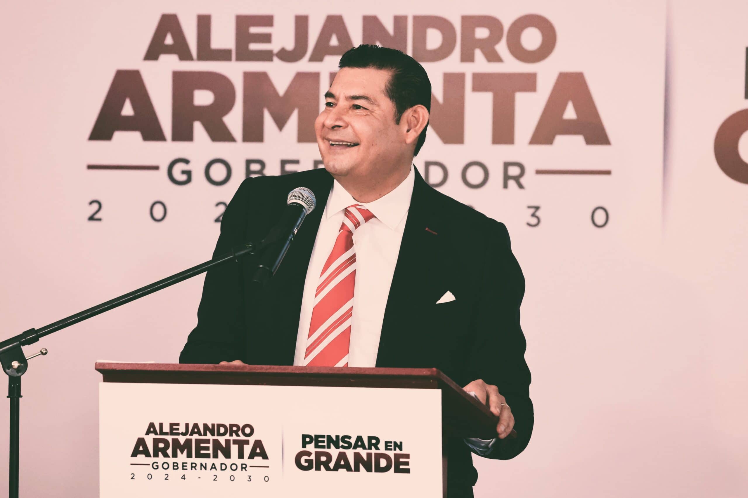 ¿De qué lo acusan? Reportero exhibe a Alejandro Armenta, gobernador electo de Puebla, en La Mañanera