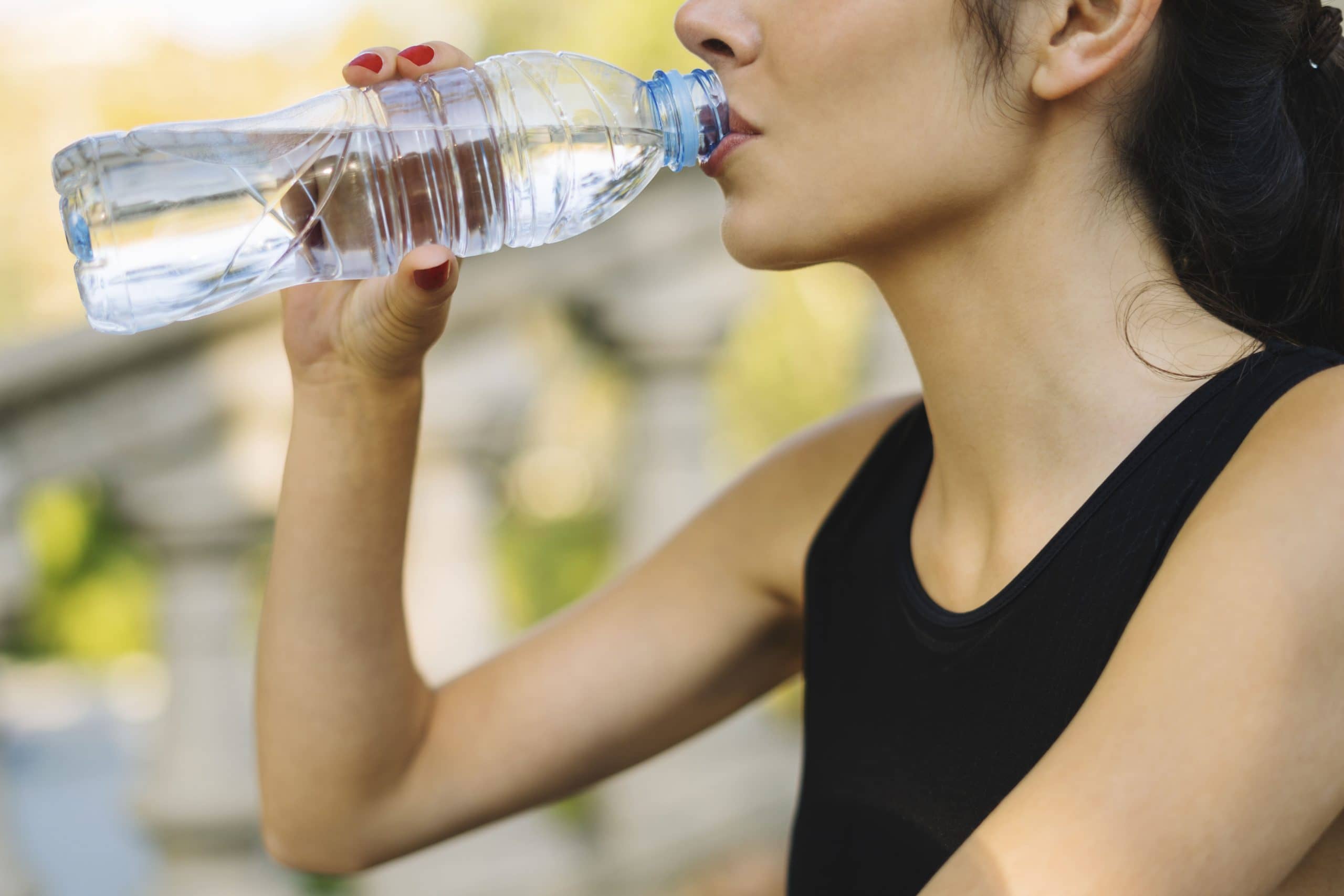 Botellas de agua reutilizables, ¿podrían tener más bacterias que un inodoro?