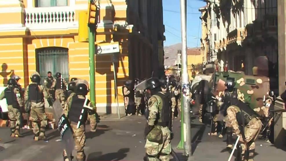 Militares irrumpen en Palacio de Gobierno de Bolivia; denuncian golpe de Estado