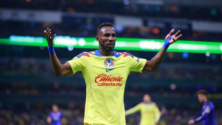 Julián Quiñones deja al América; ‘gracias por tanto’ Julián Quiñones, delantero colombiano naturalizado mexicano, finalizó su etapa como jugador del América, anunció el jueves el bicampeón de México. Julián Quiñones, de 27 años, llegó a las Águilas del América en 2023, tras ganar con el Atlas los torneos Apertura 2021 y Clausura 2022 del futbol mexicano. “1 año, 21 goles, 3 títulos, 33 él. Gracias por tanto, Julián Quiñones”, publicó América en la red social X acompañado de un video que muestra varios goles de Quiñones en su paso por el club. “Gracias por toda tu entrega y dedicación Julián. ¡El mejor de los éxitos en tu nuevo proyecto, campeón!”, agregó. Julián Quiñones, quien ganó con América los torneos Apertura 2023 y Clausura 2024, además del campeón de campeones, continuará su carrera en Arabia Saudita. Con Tigres ganó los torneos Apertura 2016 y Clausura 2019, además de la Liga de Campeones de la Concacaf en 2020. Quiñones debutó en 2014 con la categoría juvenil del club Cali. Actualmente, se encuentra concentrado con la selección de México para disputar la Copa América 2024.