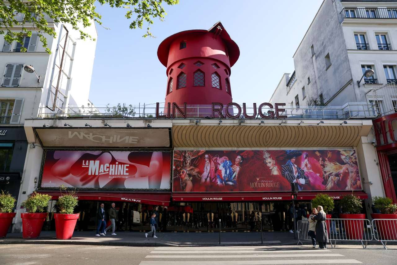 El emblemático Moulin Rouge de París recibe nuevas aspas a tiempo para los Juegos Olímpicos