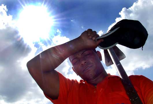 En medio de la actual temporada de calor en todo el país, se acumularon mil 937 casos relacionados con altas temperaturas y 90 defunciones a nivel nacional por golpes de calor. De acuerdo con el Informe Semanal para la Vigilancia Epidemiológica de Temperaturas Extremas, de la Secretaría de Salud, las entidades que tienen decesos son: Veracruz, con 25; Tabasco, 15; Tamaulipas, 13; Nuevo León, 10; Luis Potosí, 10; Hidalgo, 5; Oaxaca, 4, Querétaro, 2; y Baja California, Campeche, Chiapas, Guanajuato, Guerrero y Sonora con una defunción. Clima para el fin de semana Durante este fin de semana, los canales de baja presión prevalecerán sobre el noroeste y norte de la República Mexicana, pronosticando vientos muy fuertes con posible formación de torbellinos en Chihuahua, Durango, Coahuila, Nuevo León, Tamaulipas y San Luis Potosí. En la Ciudad de México, Estado de México, Zacatecas, Aguascalientes, Guanajuato, Querétaro y Quintana Roo pronostican temperaturas entre los 30 a 35 grados; mientras que Baja California y Sonora tienen pronóstico de 45 grados. Además, en Baja California Sur, Chihuahua, Coahuila, Nuevo León, Tamaulipas, San Luis Potosí, Sinaloa, Michoacán, Guerrero, Oaxaca, Veracruz y Campeche tendrán temperaturas máximas entre 40 a 45 grados. En Durango, Nayarit, Jalisco, Colima, Hidalgo, Puebla, Morelos, Chiapas, Tabasco y Yucatán se esperan temperaturas entre los 35 a 40 grados.