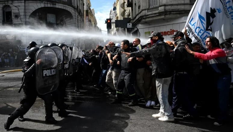 Policía reprime a manifestantes en protestas contra la Ley Bases, clave para el gobierno de Milei