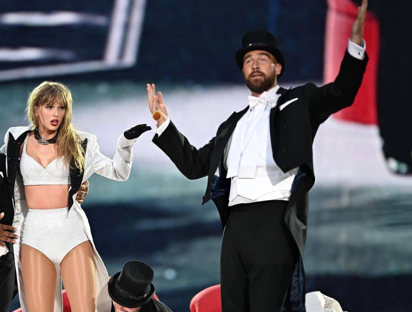 La tremenda aparición sorpresa del novio de Taylor Swift, Travis Kelce, sobre los escenarios en Londres