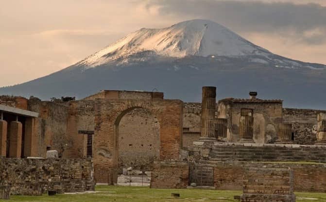 Detienen a turista por escribir su nombre en antigua muralla de Pompeya