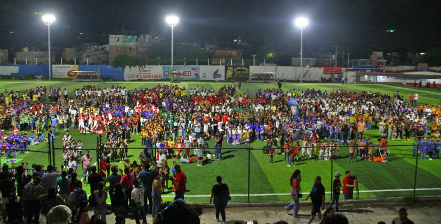 La directora del Instituto del Deporte, Tania Robles Velázquez, fue la encargada de dar la bienvenida a todos los participantes a la 3ª Copa Chiapas de Futbol Soccer 2024, certamen que arrancó el jueves 25 de julio por la mañana y que estará concluyendo el domingo 28, tomando parte en este certamen 145 equipos de Chiapas, Veracruz, Oaxaca y Tabasco, con más de dos mil 900 participantes. Teniendo como escenario la cancha del estadio de futbol “Flor del Sospó”, la titular del Indeporte, Tania Robles, felicitó a los equipos que están presentes en esta tercera edición de la copa, exhortándolos a entregar su máximo esfuerzo en la cancha, y aunque hoy en día representan a sus equipos o municipios, en un futuro puedan poner el nombre de Chiapas en alto. Al mismo tiempo felicitó a los organizadores y refrendó su apoyo, ya que además de los trofeos de campeones otorgados, también está apoyando con la Villa Juvenil “Aremi Fuentes Zavala”, así como el campo del propio Indeporte para realizar algunos de los juegos del certamen. También en la ceremonia de inauguración el promotor deportivo, Adonaí Sánchez Osorio, tomó la protesta a los más de dos mil 900 jugadores y jugadoras; en tanto que el presidente municipal, Carlos Morales Vázquez, al tiempo de felicitar al comité organizador y a los padres de familia, realizó la declaratoria inaugural del torneo. Por su parte, Carlos Rafael Juárez Magdaleno, organizador del evento, agradeció el respaldo total de todos los que forman parte de esta gran familia futbolera, así como de los patrocinadores, ya que gracias a eso los equipos tuvieron la confianza para inscribirse, siendo 145 los registrados, reuniendo a más de dos mil 900 jugadores. La ceremonia de inauguración concluyó con la patada inicial por parte de las autoridades y la fotografía oficial sobre el recién remodelado estadio “Flor del Sospo”. Cabe mencionar que el torneo se desarrollara en los diferentes escenarios de la capital chiapaneca y verá sus finales y campeones el domingo 28 de julio. Durante la ceremonia también estuvieron presentes, el presidente de la liga de futbol de Tuxtla Gutiérrez, Antonio Flores; el entrenador, Delfino Martínez; y el ex futbolista, Cesar “Parral” Ramos, así como padres de familia y familiares de las y los jugadores.