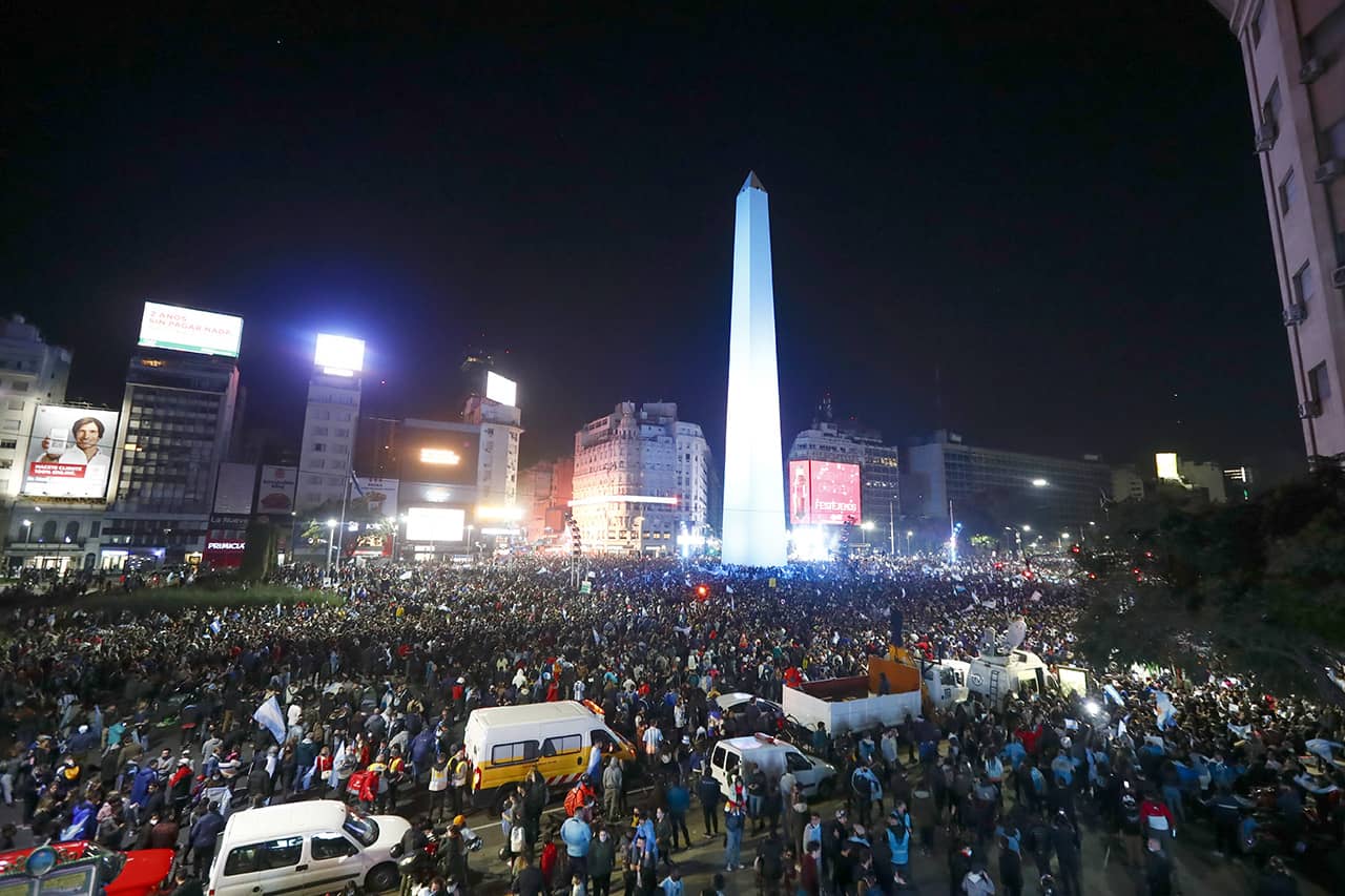 Cientos de aficionados reciben a Argentina tras bicampeonato